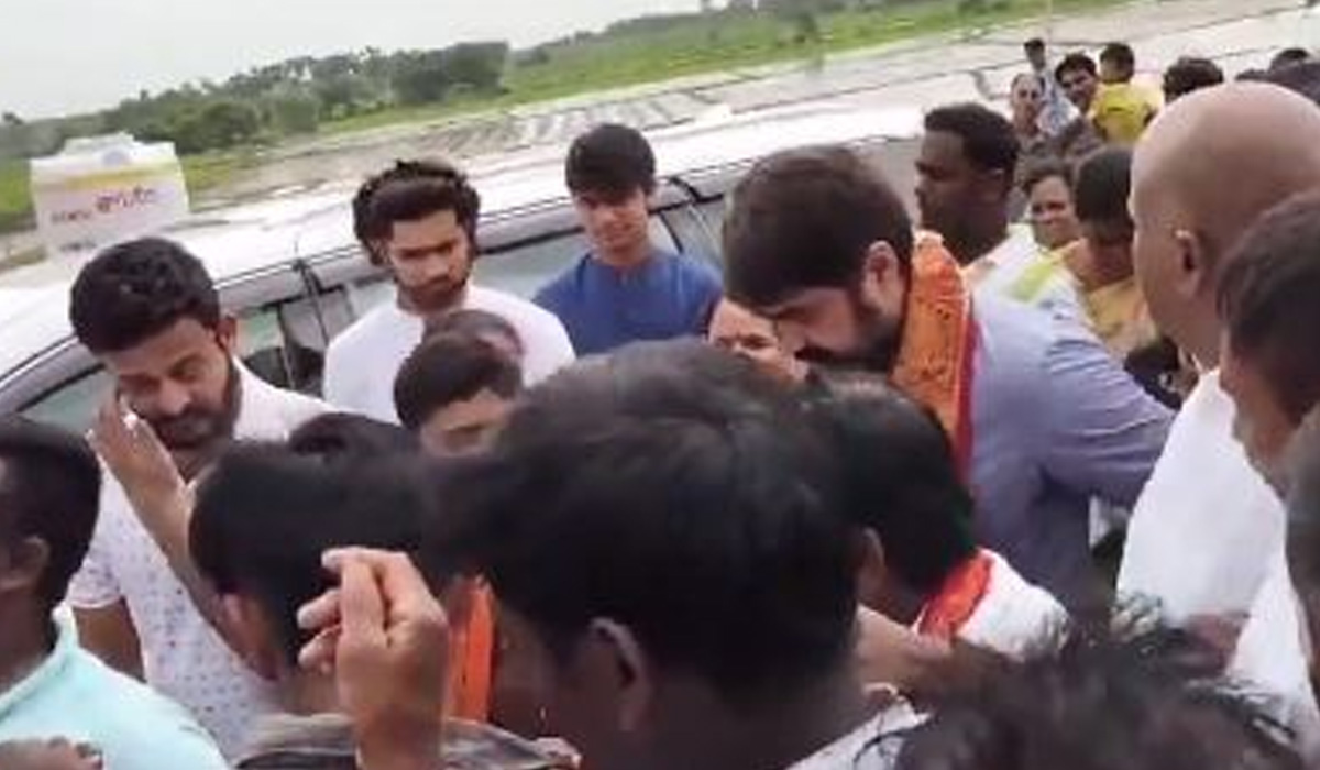 Srikanth | ఎర్రవరంను సందర్శించిన సినీ నటుడు శ్రీకాంత్ దంపతులు Srikanth | ఎర్రవరంను సందర్శించిన సినీ నటుడు శ్రీకాంత్ దంపతులు