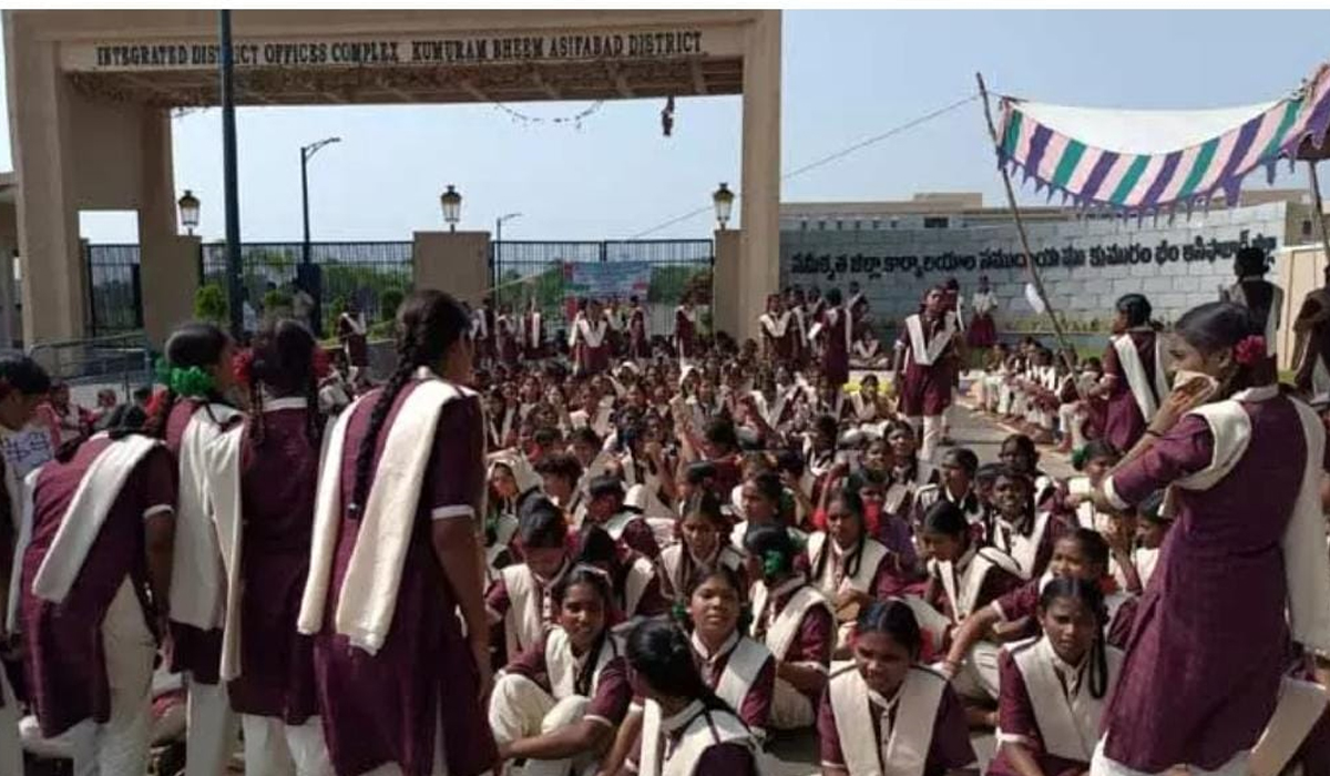 Adilabad | బాత్రూంలు కడిగిస్తున్నారు.. రోడ్డెక్కిన గిరిజన హాస్టల్ విద్యార్థినులు Adilabad | బాత్రూంలు కడిగిస్తున్నారు.. రోడ్డెక్కిన గిరిజన హాస్టల్ విద్యార్థినులు