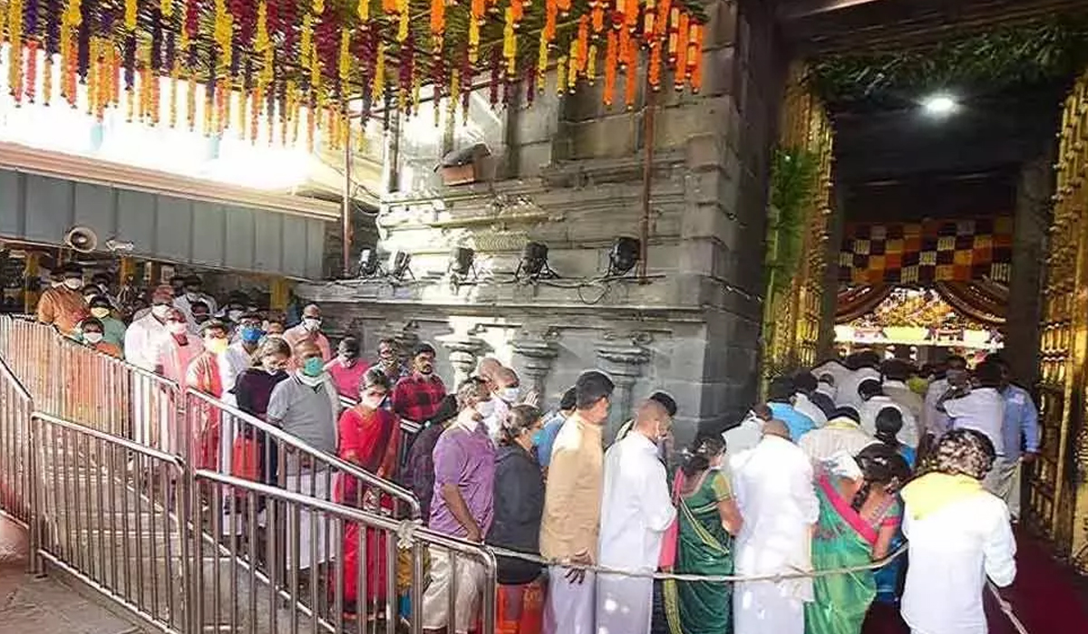 Tirumala | శ్రీవారి దర్శనానికి 15 గంటల సమయం! Tirumala | శ్రీవారి దర్శనానికి 15 గంటల సమయం!