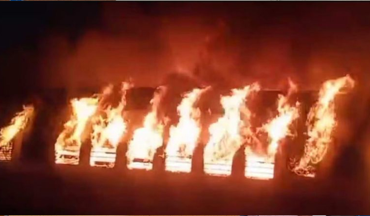 Madurai | రైలులోకి గ్యాస్ సిలిండర్.. స్టౌపై కాఫీ చేస్తుండగా పేలుడు : 10 మంది దుర్మరణం Madurai | రైలులోకి గ్యాస్ సిలిండర్.. స్టౌపై కాఫీ చేస్తుండగా పేలుడు : 10 మంది దుర్మరణం