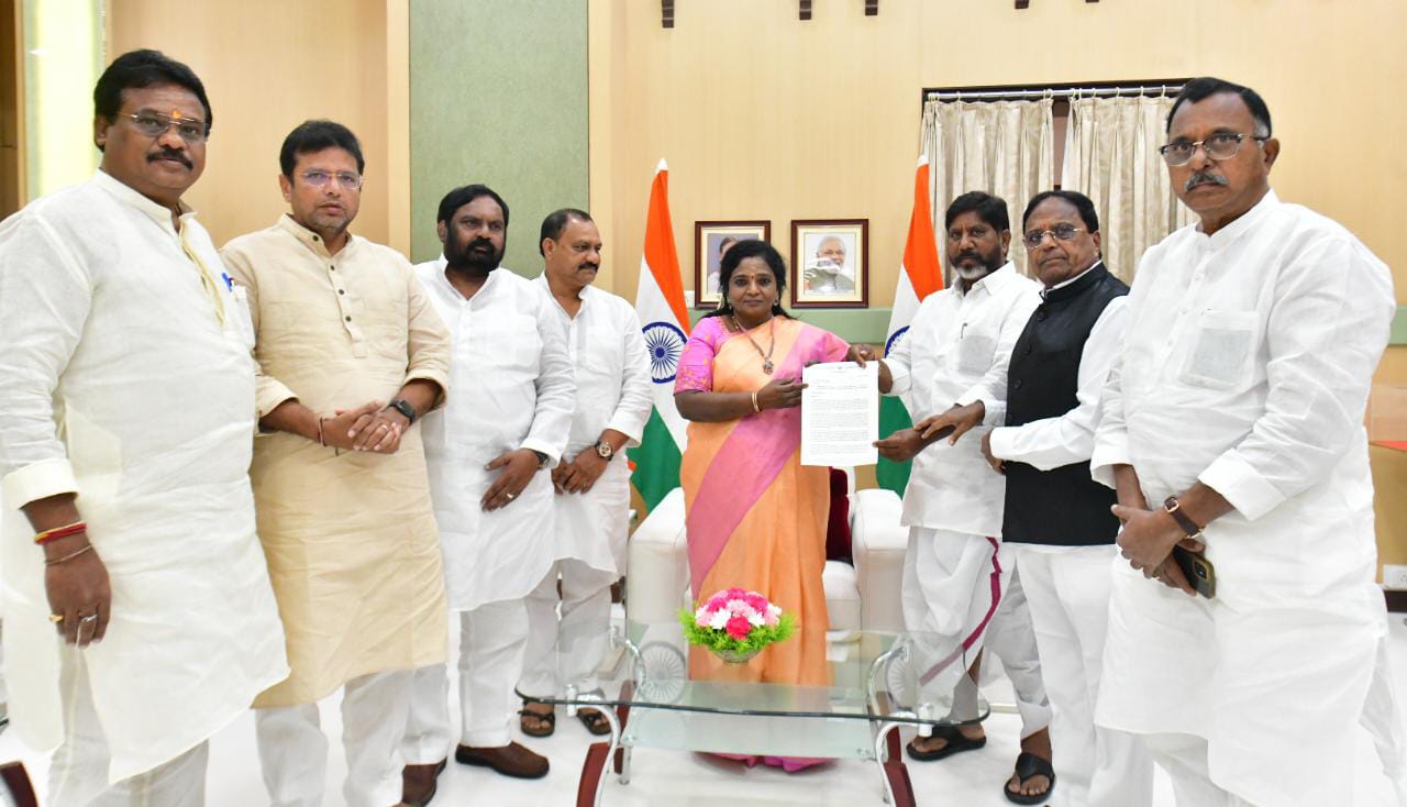 Congress | వరద బాధితులను ఆదుకోండి.. గవర్నర్ తమిళసైకి కాంగ్రెస్ బృందం వినతి Congress | వరద బాధితులను ఆదుకోండి.. గవర్నర్ తమిళసైకి కాంగ్రెస్ బృందం వినతి