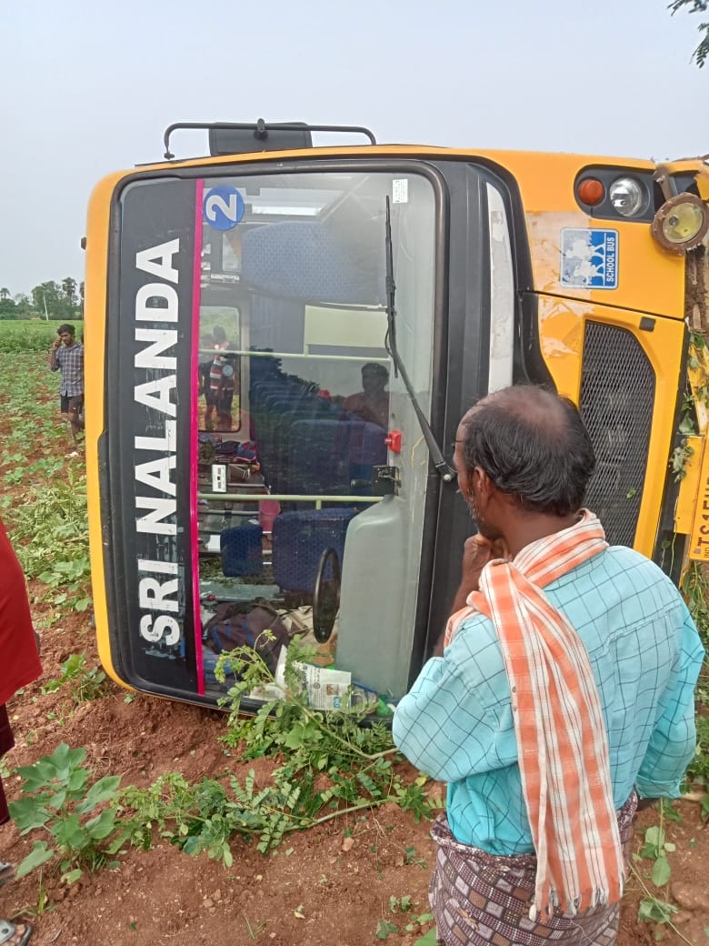 Manukota | మానుకోట: స్కూల్ బస్సు బోల్తా.. 30 మంది విద్యార్థులకు స్వల్ప గాయాలు Manukota | మానుకోట: స్కూల్ బస్సు బోల్తా.. 30 మంది విద్యార్థులకు స్వల్ప గాయాలు