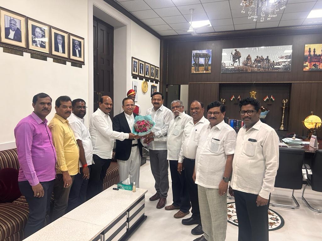High Court | హైకోర్టు సీజేను కలిసిన న్యాయశాఖ ఉద్యోగ సంఘం నాయకులు High Court | హైకోర్టు సీజేను కలిసిన న్యాయశాఖ ఉద్యోగ సంఘం నాయకులు
