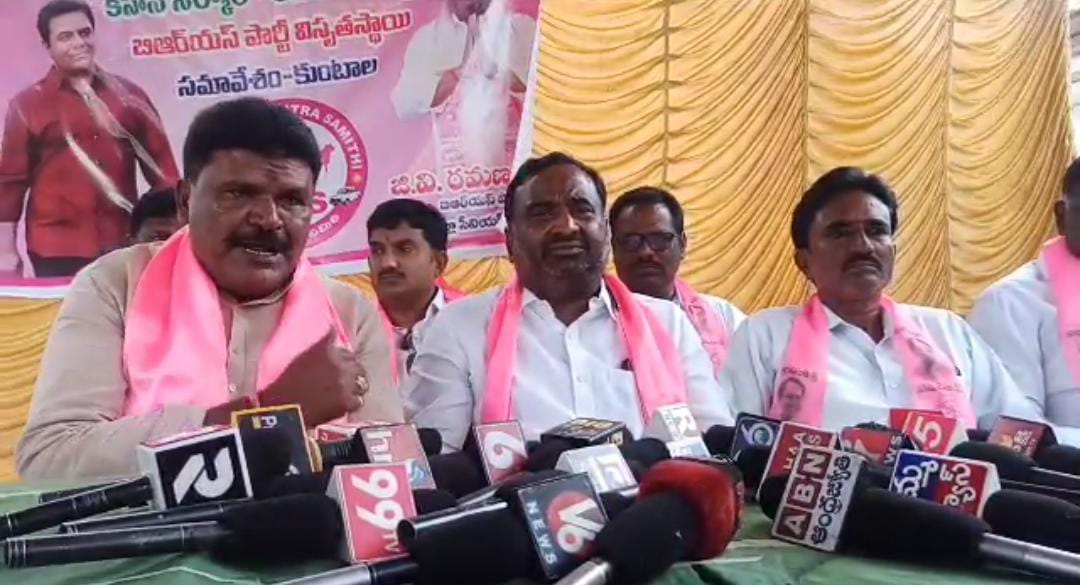 Adilabad | కుంటాలలో BRS అసమ్మతి నేతల సమావేశం.. MLA విఠల్ రెడ్డి పై ఫైర్ Adilabad | కుంటాలలో BRS అసమ్మతి నేతల సమావేశం.. MLA విఠల్ రెడ్డి పై ఫైర్