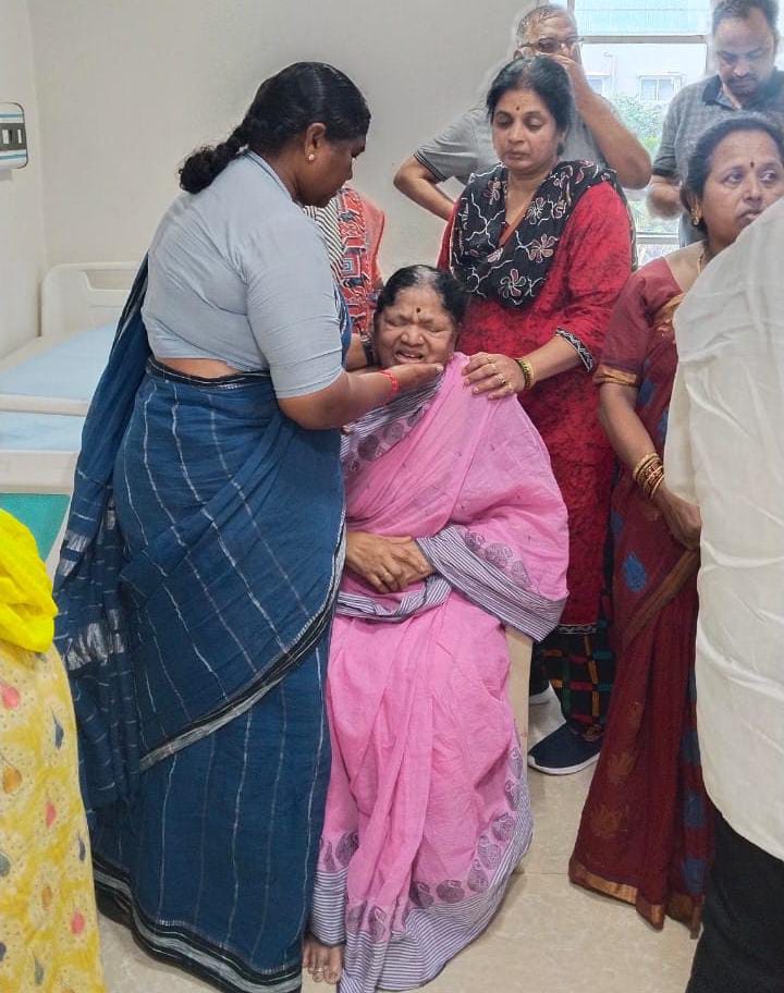 Warangal | గద్దర్ కుటుంబ సభ్యులను పరామర్శించిన సీతక్క Warangal | గద్దర్ కుటుంబ సభ్యులను పరామర్శించిన సీతక్క