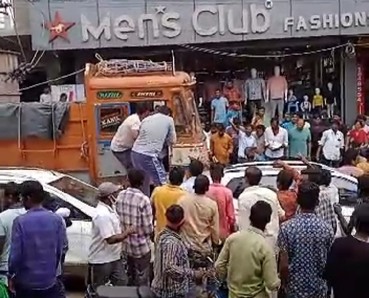Bhupalpally | భూపాలపల్లిలో ఇసుక లారీ బీభత్సం.. 10 బైక్లు, కారు ధ్వంసం Bhupalpally | భూపాలపల్లిలో ఇసుక లారీ బీభత్సం.. 10 బైక్లు, కారు ధ్వంసం