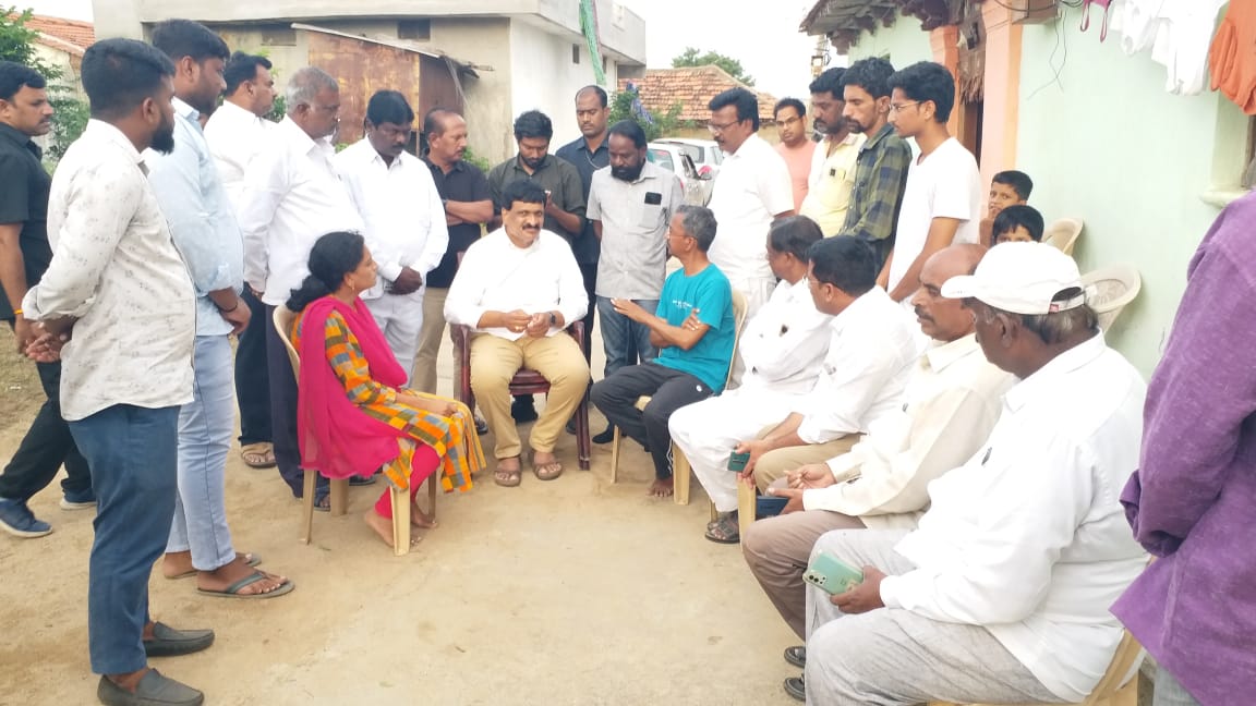 Medak | విద్యుత్ షాక్తో మరణించిన నరేష్ కుటుంబాన్ని పరామర్శించిన ఎమ్మెల్యే హన్మంతరావు Medak | విద్యుత్ షాక్తో మరణించిన నరేష్ కుటుంబాన్ని పరామర్శించిన ఎమ్మెల్యే హన్మంతరావు