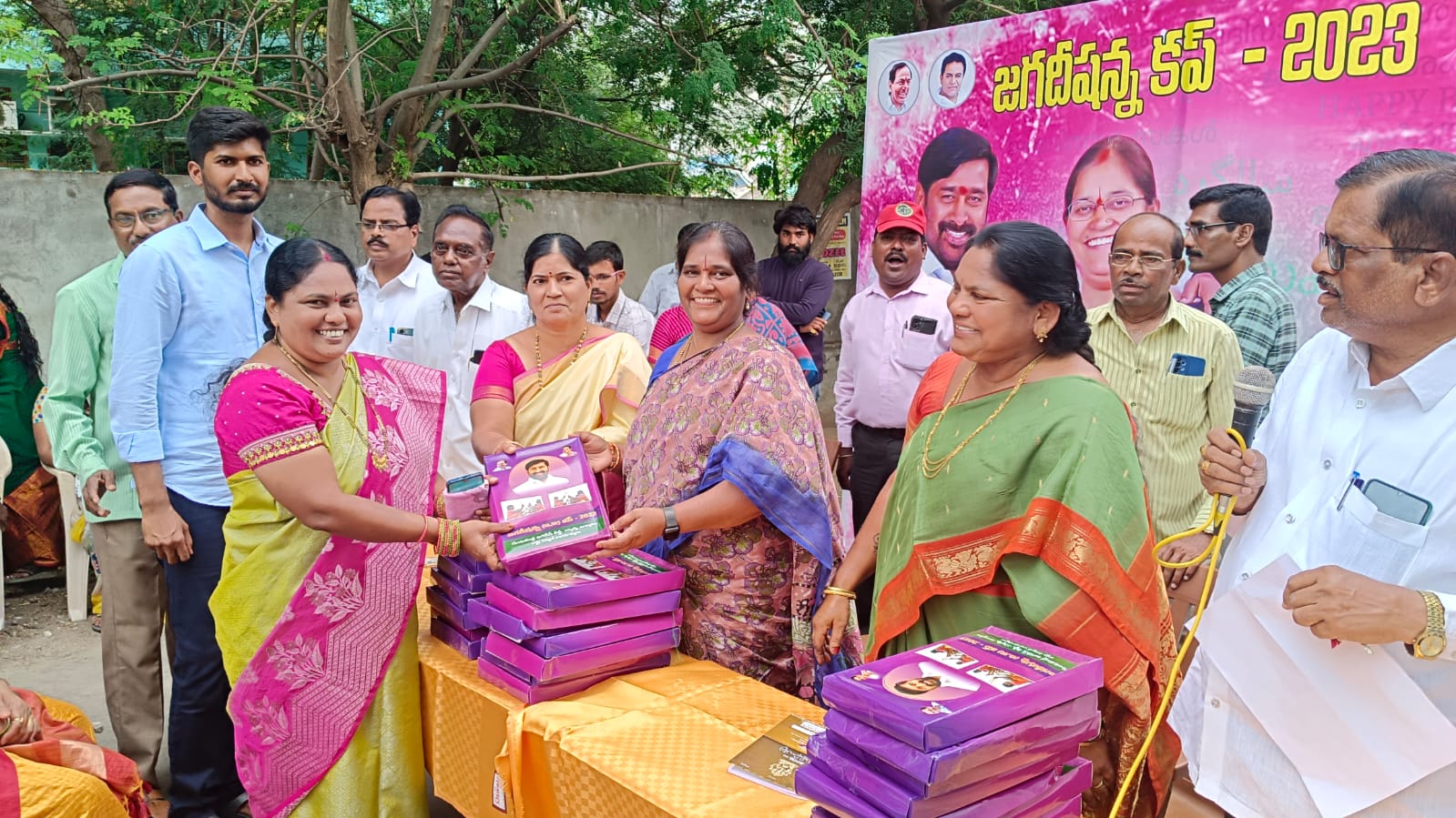 Suryapeta | నిత్యం ప్రజల కోసం పరితపించే నేత మంత్రి జగదీశ్రెడ్డి: ఎస్ ఫౌండేషన్ చైర్మన్ సునీత Suryapeta | నిత్యం ప్రజల కోసం పరితపించే నేత మంత్రి జగదీశ్రెడ్డి: ఎస్ ఫౌండేషన్ చైర్మన్ సునీత