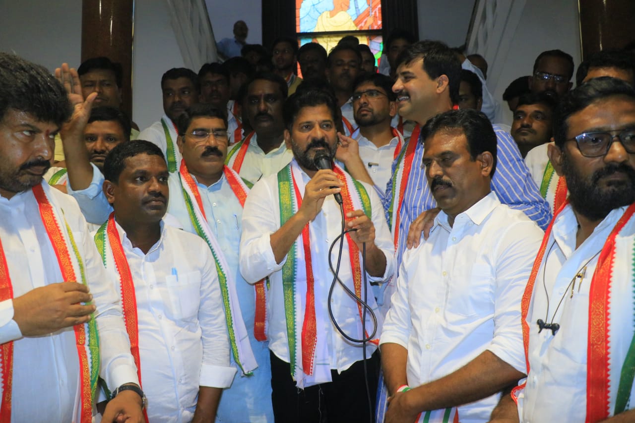 Congress | కాంగ్రెస్ వచ్చాక మళ్లీ వైన్స్ టెండర్లు వేస్తాం: రేవంత్రెడ్డి Congress | కాంగ్రెస్ వచ్చాక మళ్లీ వైన్స్ టెండర్లు వేస్తాం: రేవంత్రెడ్డి