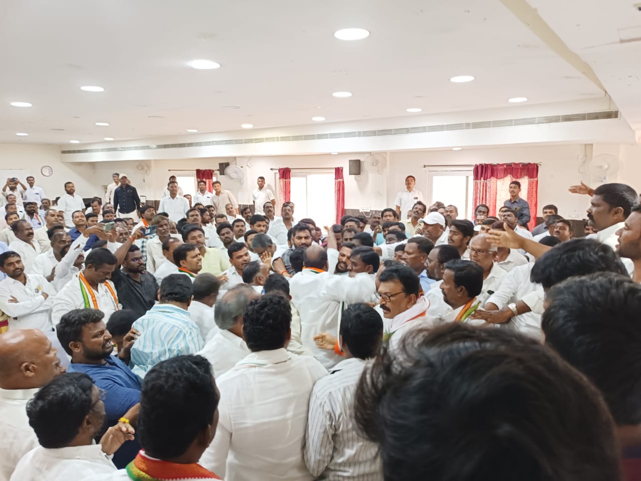Wanaparthy | వనపర్తి కాంగ్రెస్లో టికెట్ లొల్లి.. కార్యకర్తల సమావేశo రసాభస Wanaparthy | వనపర్తి కాంగ్రెస్లో టికెట్ లొల్లి.. కార్యకర్తల సమావేశo రసాభస