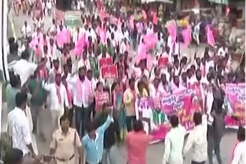 BRS | అధికార పార్టీలో భగ్గుమన్న టికెట్ల అగ్గి.. ఉమ్మడి వరంగల్లో రోడ్డెక్కిన సిట్టింగులు BRS | అధికార పార్టీలో భగ్గుమన్న టికెట్ల అగ్గి.. ఉమ్మడి వరంగల్లో రోడ్డెక్కిన సిట్టింగులు