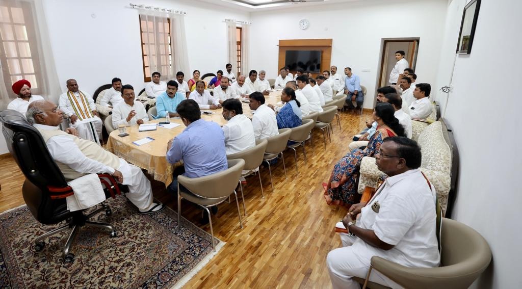 Congress | ఖర్గేతో తెలంగాణ కాంగ్రెస్ నేతల భేటీ Congress | ఖర్గేతో తెలంగాణ కాంగ్రెస్ నేతల భేటీ