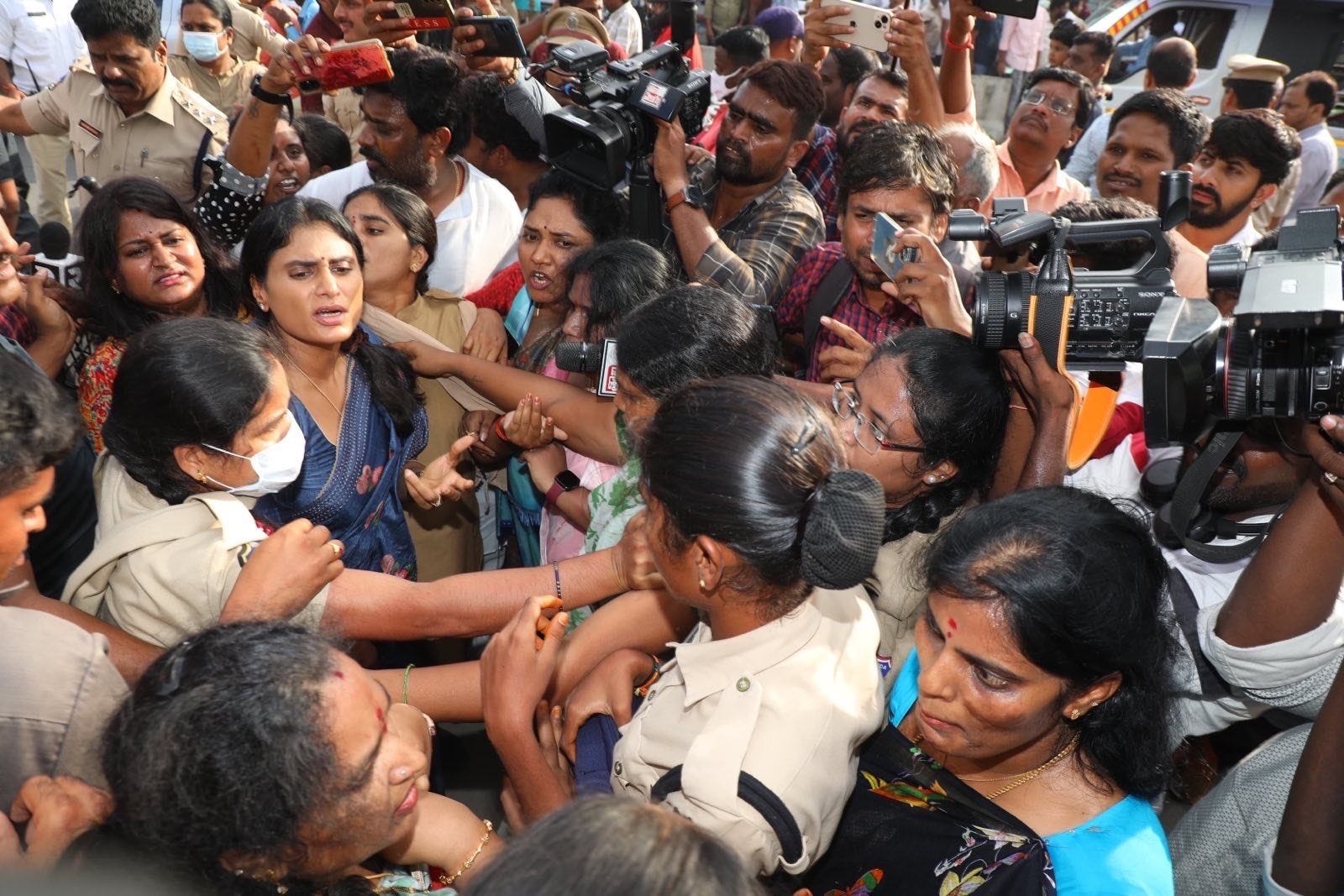 YS Sharmila | షర్మిల అరెస్టు.. ఉద్రిక్తత బీఎన్ రెడ్డి నగర్లో ధర్నా YS Sharmila | షర్మిల అరెస్టు.. ఉద్రిక్తత బీఎన్ రెడ్డి నగర్లో ధర్నా