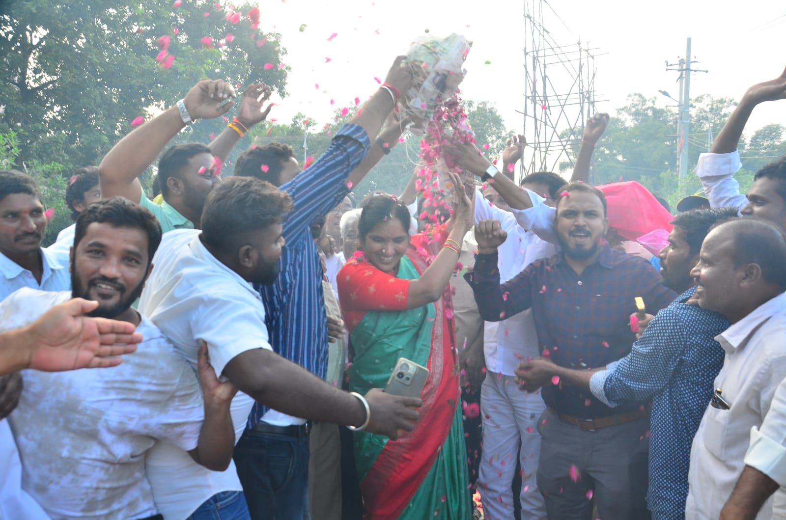 MEDAK | మెదక్ అభ్యర్థిగా పద్మాదేవేందర్ రెడ్డి.. నియోజక వర్గంలో BRS సంబురాలు MEDAK | మెదక్ అభ్యర్థిగా పద్మాదేవేందర్ రెడ్డి.. నియోజక వర్గంలో BRS సంబురాలు