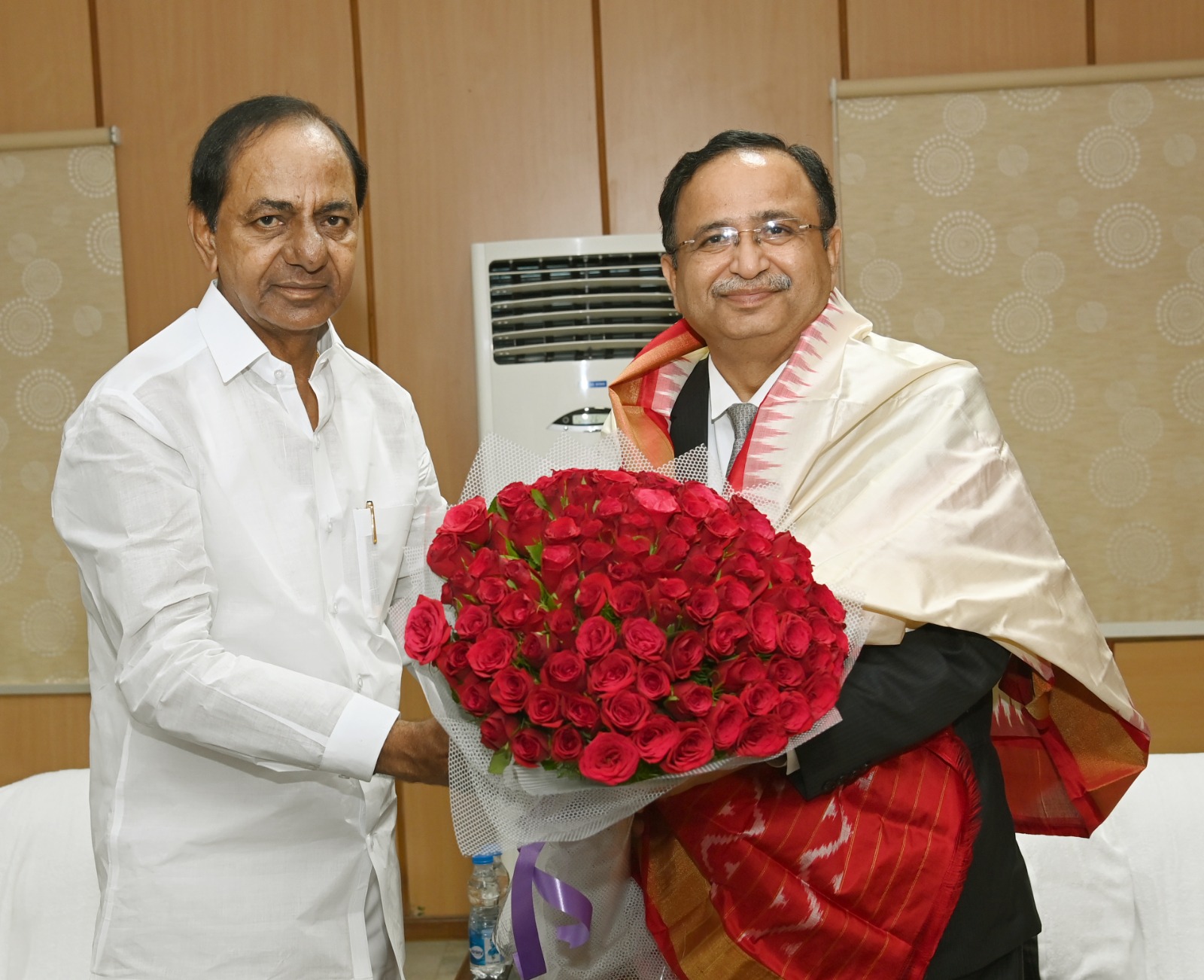 KCR | హైకోర్టు సీజేతో సీఎం కేసీఆర్ భేటీ KCR | హైకోర్టు సీజేతో సీఎం కేసీఆర్ భేటీ