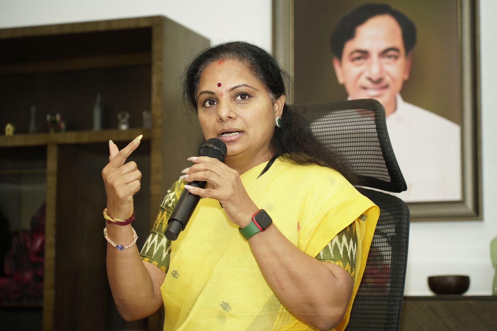 MLC KAVITHA | మహిళా హక్కులపై కాంగ్రెస్, BJP దొందు దొందే: ఎమ్మెల్సీ కల్వకుంట్ల కవిత MLC KAVITHA | మహిళా హక్కులపై కాంగ్రెస్, BJP దొందు దొందే: ఎమ్మెల్సీ కల్వకుంట్ల కవిత