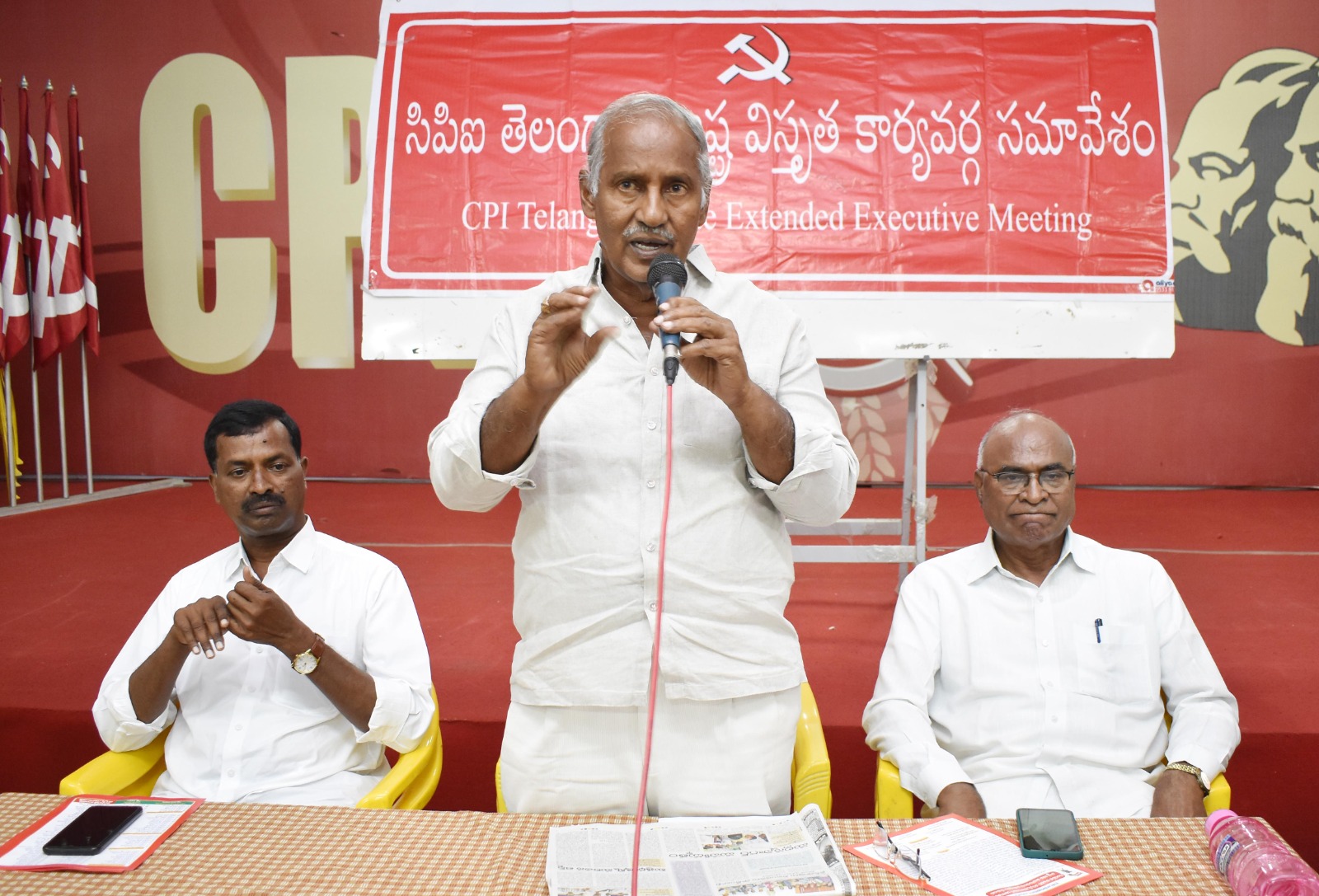 CPI | నమ్మంచి మోసం చేశారు.. బీజేపీ, బీఆరెస్లను ఓడిద్దాం: సీపీఐ CPI | నమ్మంచి మోసం చేశారు.. బీజేపీ, బీఆరెస్లను ఓడిద్దాం: సీపీఐ