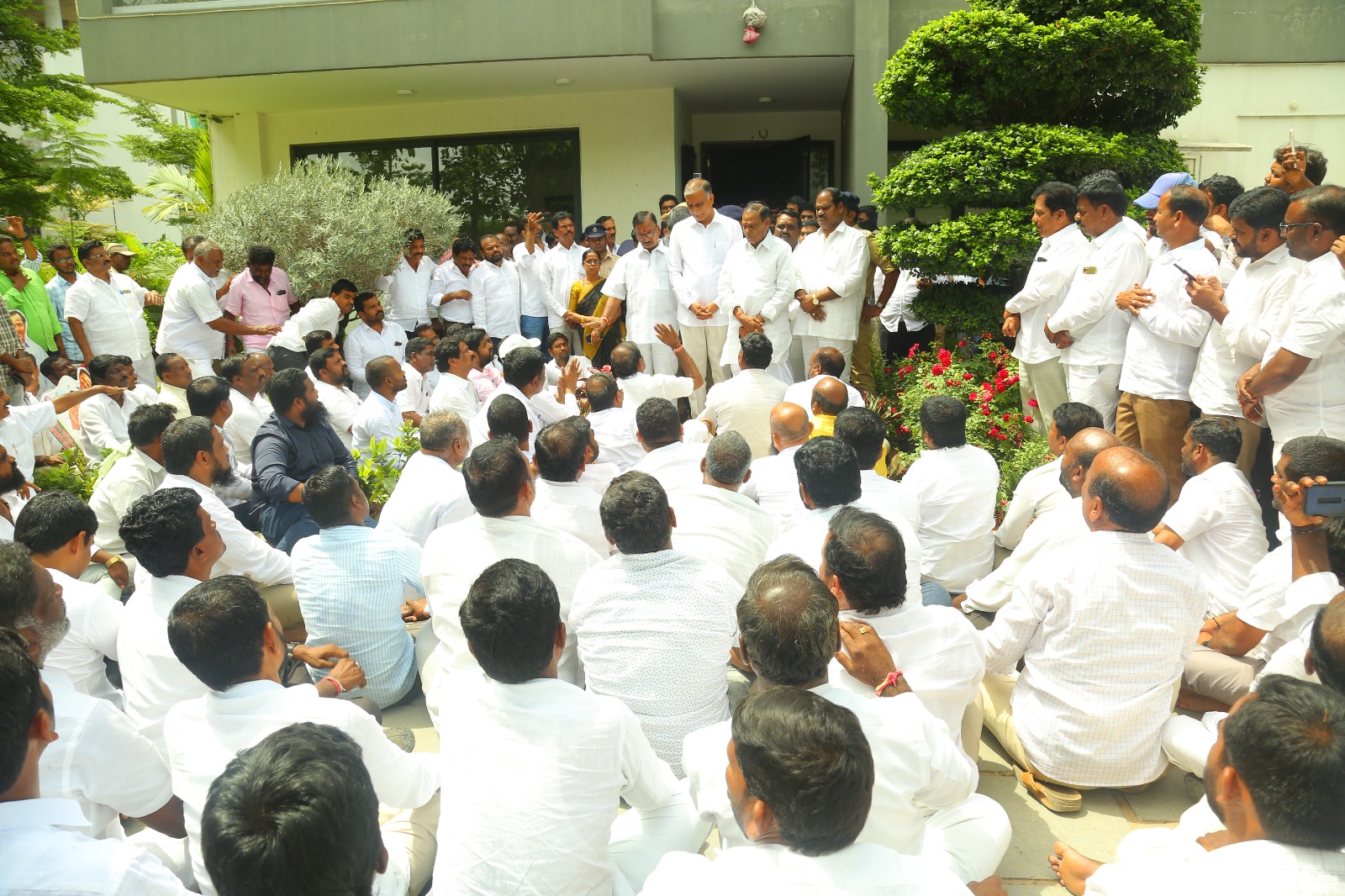 Narsapur | నర్సాపూర్ ఎమ్మెల్యే మదన్ రెడ్డికి టికెట్ ఇవ్వాల్సిందే: మంత్రి హరీశ్రావు ఇంటిముందు బైటాయింపు Narsapur | నర్సాపూర్ ఎమ్మెల్యే మదన్ రెడ్డికి టికెట్ ఇవ్వాల్సిందే: మంత్రి హరీశ్రావు ఇంటిముందు బైటాయింపు