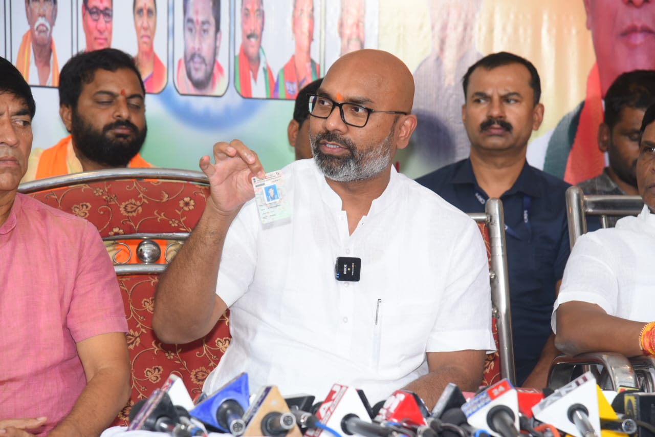 MP Arvind | ఈవీఎం బటన్ నొక్కితే.. బీజేపీకే ఓటు: ఎంపీ అరవింద్ వివాదాస్పద వ్యాఖ్యలు MP Arvind | ఈవీఎం బటన్ నొక్కితే.. బీజేపీకే ఓటు: ఎంపీ అరవింద్ వివాదాస్పద వ్యాఖ్యలు