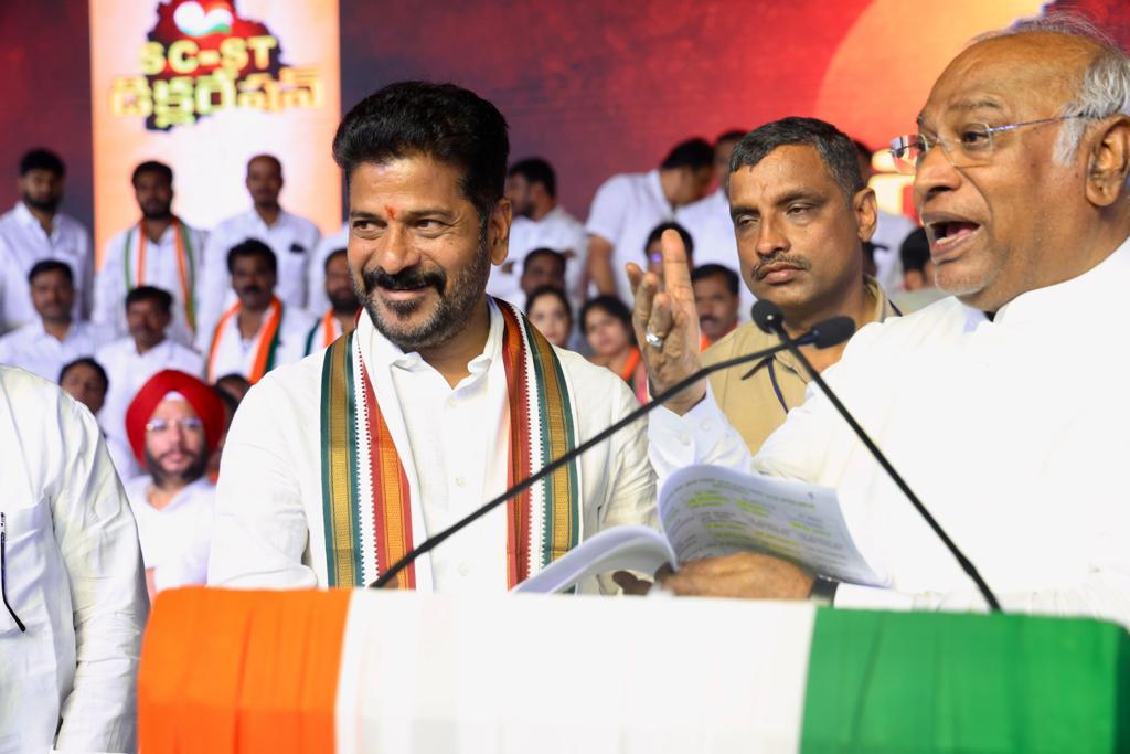 CONGRESS | లక్ష కోట్ల అవినీతి.. 10 వేల ఎకరాల భూ ఆక్రమణ.. సీఎం కేసీఆర్ అక్రమాలు CONGRESS | లక్ష కోట్ల అవినీతి.. 10 వేల ఎకరాల భూ ఆక్రమణ.. సీఎం కేసీఆర్ అక్రమాలు