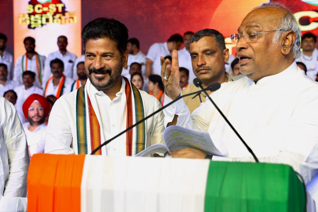 Kharge | కేసీఆర్, బీజేపీతో దోస్తులు.. తెరవెనుక డీల్ను ప్రజలు గమనించాలి: మల్లికార్జున ఖర్గే Kharge | కేసీఆర్, బీజేపీతో దోస్తులు.. తెరవెనుక డీల్ను ప్రజలు గమనించాలి: మల్లికార్జున ఖర్గే