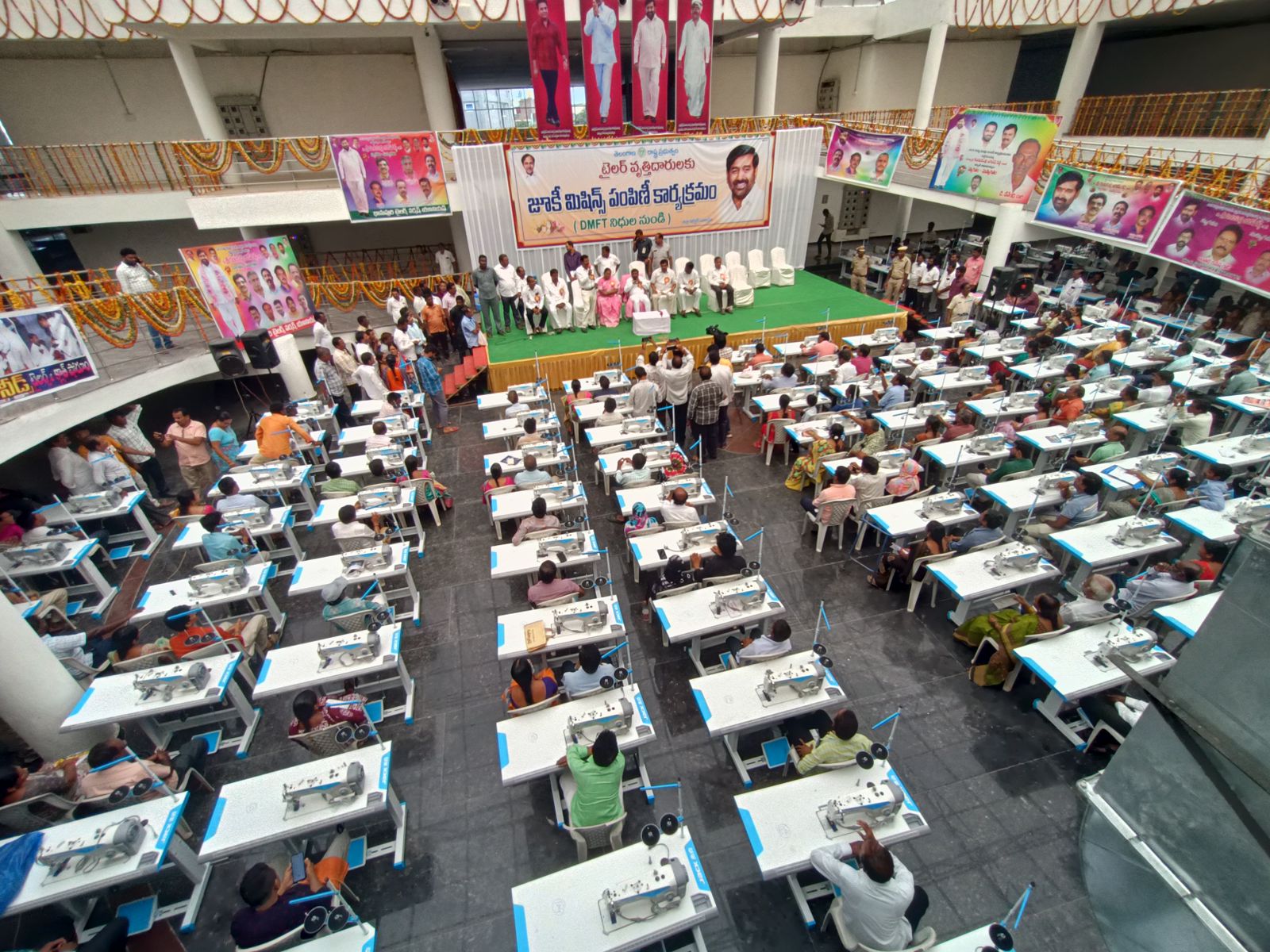 Jagadish Reddy | టైలర్లకు.. 215 కుట్టు మిషన్లు పంపిణీ చేసిన మంత్రి గుంటకండ్ల జగదీశ్ రెడ్డి Jagadish Reddy | టైలర్లకు.. 215 కుట్టు మిషన్లు పంపిణీ చేసిన మంత్రి గుంటకండ్ల జగదీశ్ రెడ్డి