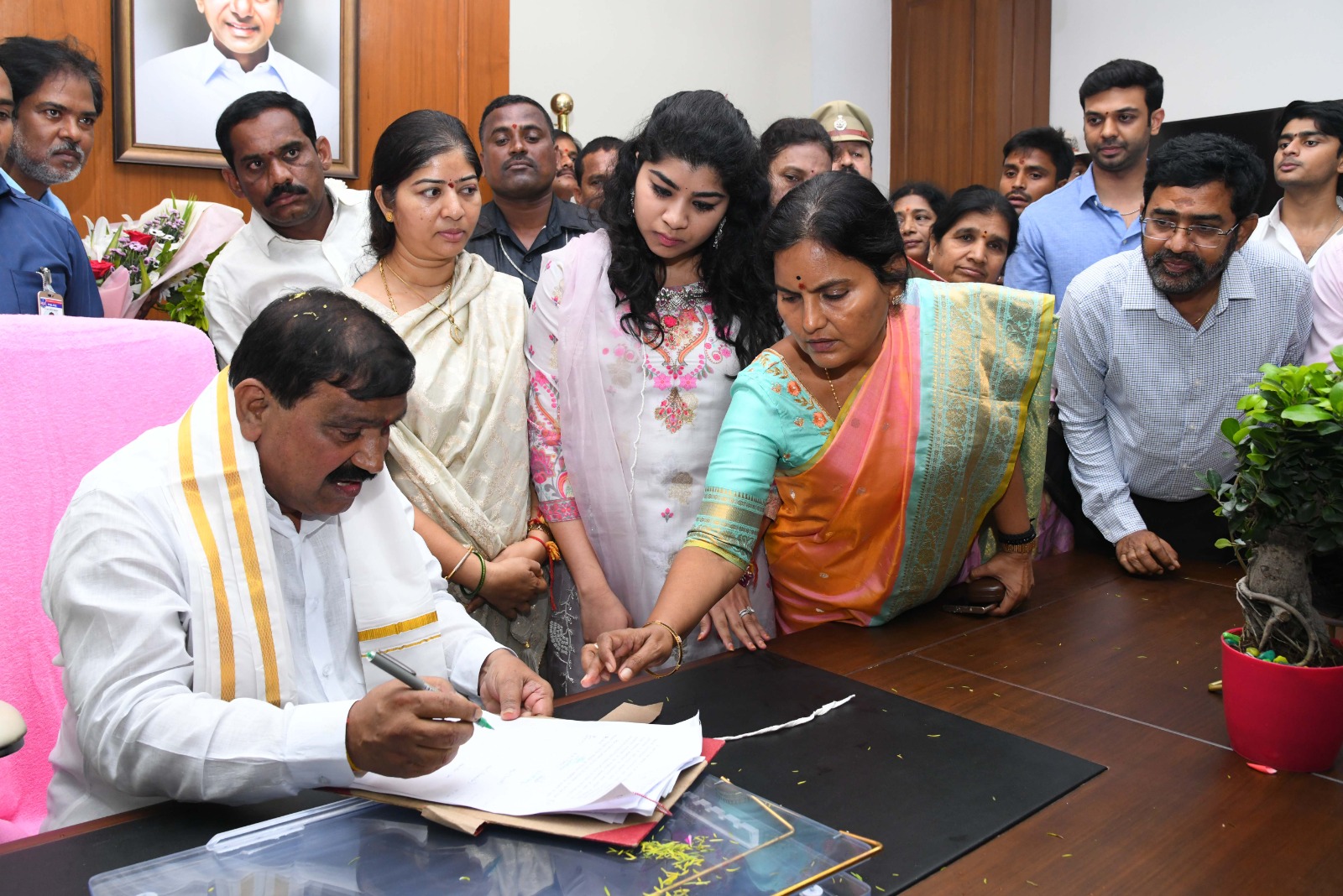 Patnam Mahender Reddy | మంత్రిగా భాధ్యతలు స్వీకరించిన పట్నం మహేందర్ రెడ్డి Patnam Mahender Reddy | మంత్రిగా భాధ్యతలు స్వీకరించిన పట్నం మహేందర్ రెడ్డి