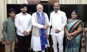 Bandi Sanjay | బండి సంజయ్.. బాగా కష్టపడ్డారు: ప్రధాని! కుటుంబ సభ్యులతో మోదీని కలిసిన బండి Bandi Sanjay | బండి సంజయ్.. బాగా కష్టపడ్డారు: ప్రధాని! కుటుంబ సభ్యులతో మోదీని కలిసిన బండి
