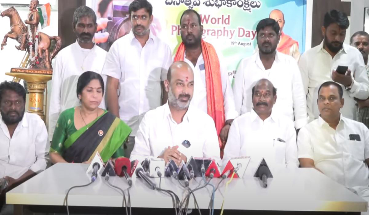 Bandi Sanjay | బాలిక కేసు నీరుకార్చే యత్నాలు: బండి సంజయ్ Bandi Sanjay | బాలిక కేసు నీరుకార్చే యత్నాలు: బండి సంజయ్