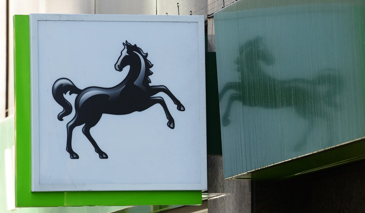 Lloyds Bank | బ్రాంచుల మూసివేత మార్గంలో మరో బ్యాంకు.. యూకేలో ఇదీ పరిస్థితి Lloyds Bank | బ్రాంచుల మూసివేత మార్గంలో మరో బ్యాంకు.. యూకేలో ఇదీ పరిస్థితి