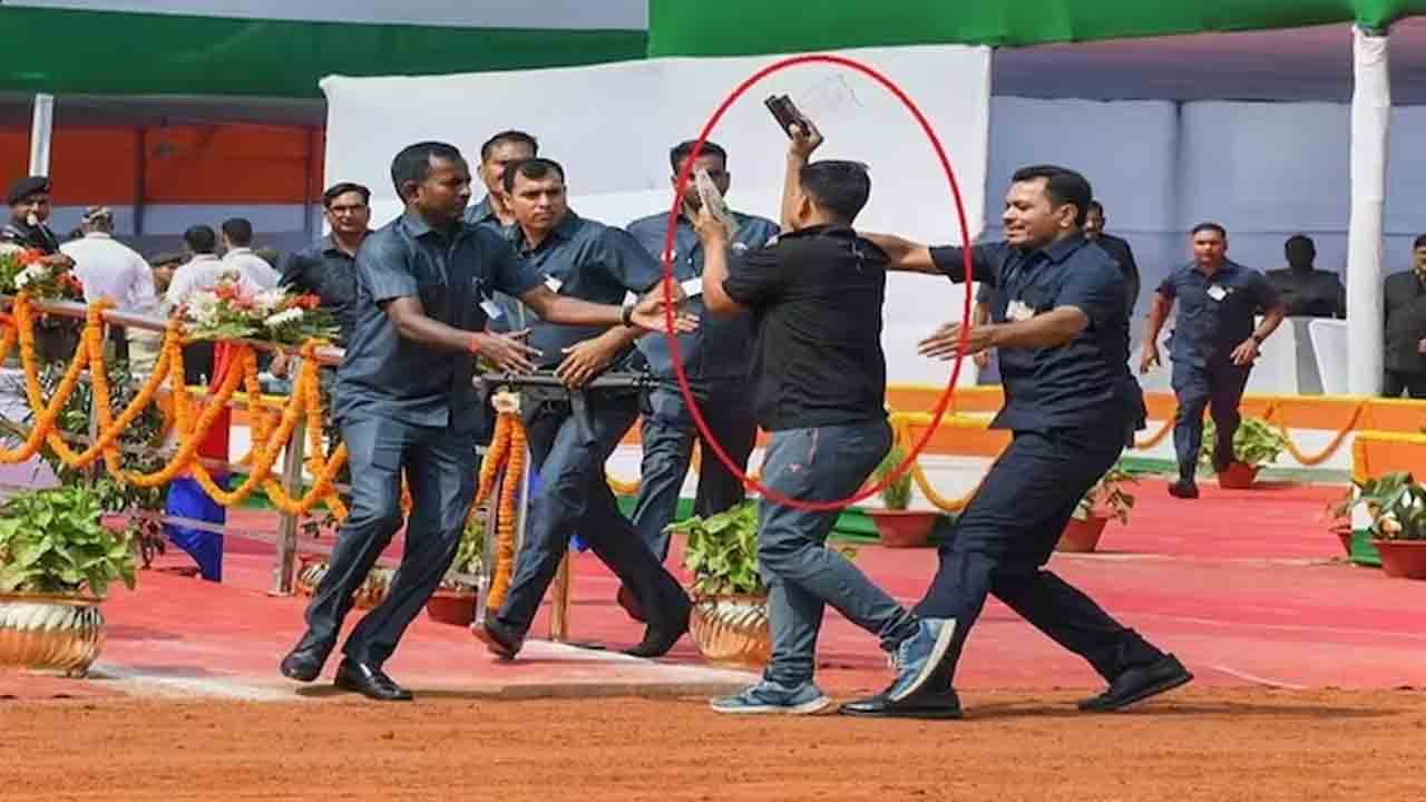 Viral Video | సీఎం ప్రసంగిస్తుండగా.. వేదిక వైపు దూసుకొచ్చిన యువకుడు Viral Video | సీఎం ప్రసంగిస్తుండగా.. వేదిక వైపు దూసుకొచ్చిన యువకుడు