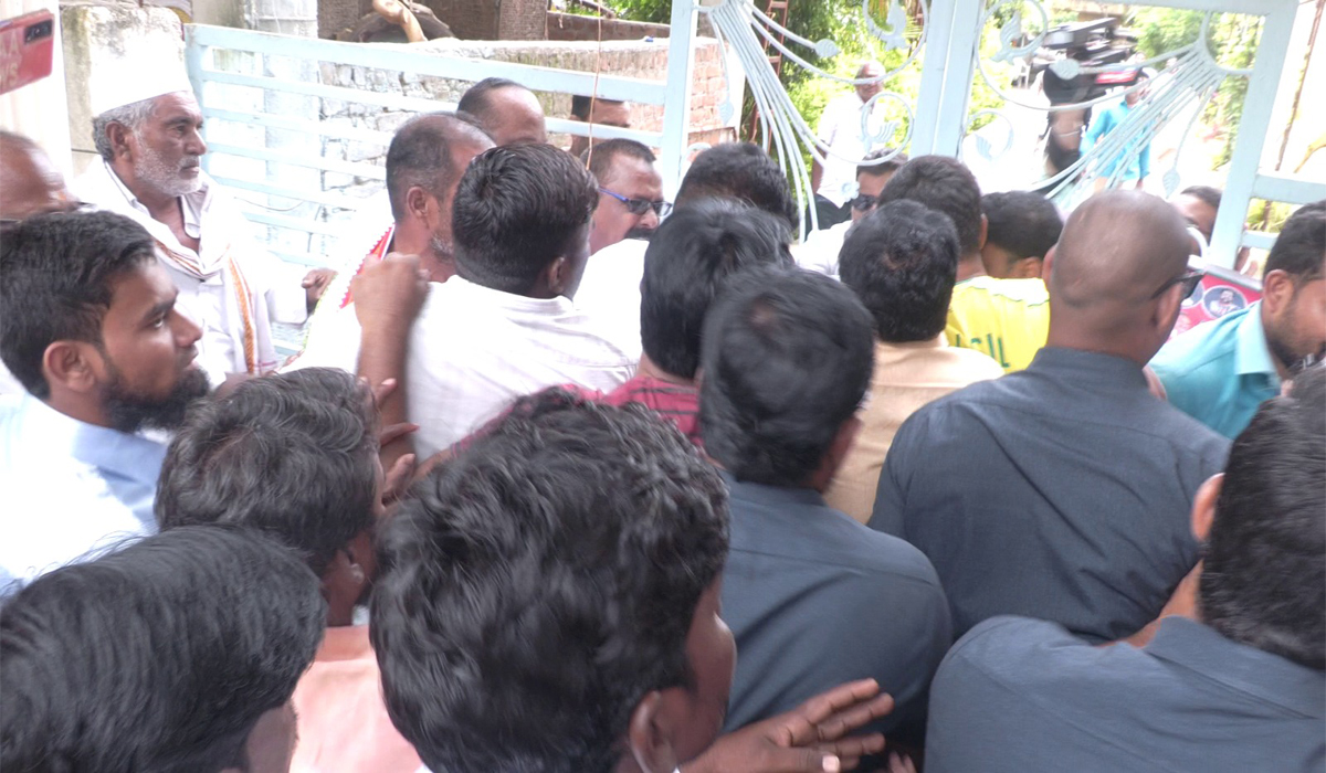 Adilabad | కాంగ్రెస్ బీసీ గర్జన సభ రసాభాసా.. కందిపై సస్పెన్షన్ వేటు Adilabad | కాంగ్రెస్ బీసీ గర్జన సభ రసాభాసా.. కందిపై సస్పెన్షన్ వేటు