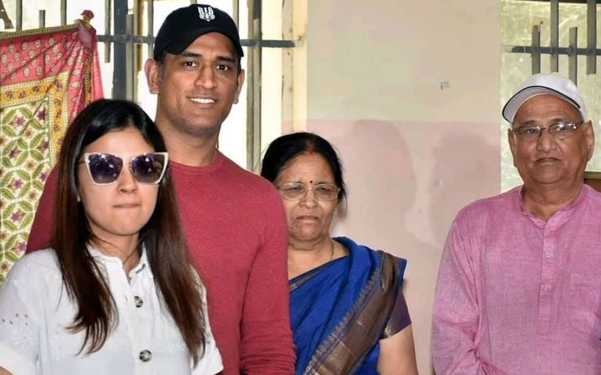 Ms Dhoni | ధోని.. ఆ రోజే రిటైర్మెంట్ తీసుకోవడానికి అసలు కారణం చెప్పిన సాక్షి Ms Dhoni | ధోని.. ఆ రోజే రిటైర్మెంట్ తీసుకోవడానికి అసలు కారణం చెప్పిన సాక్షి