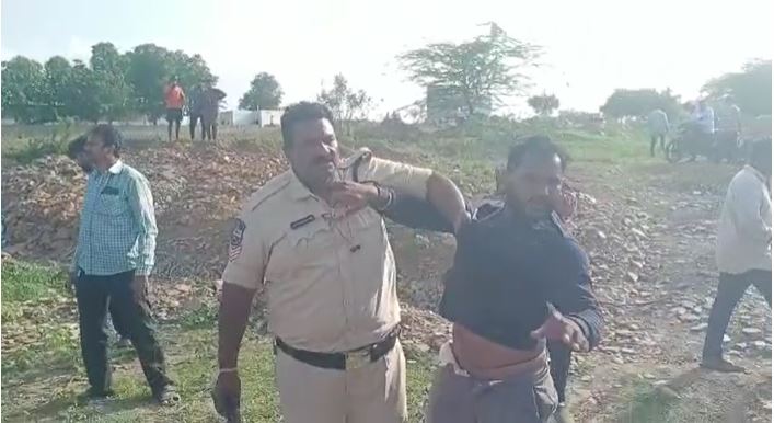Huzurnagar | మద్యం మత్తులో కానిస్టేబుల్పై యువకుడి దాడి Huzurnagar | మద్యం మత్తులో కానిస్టేబుల్పై యువకుడి దాడి