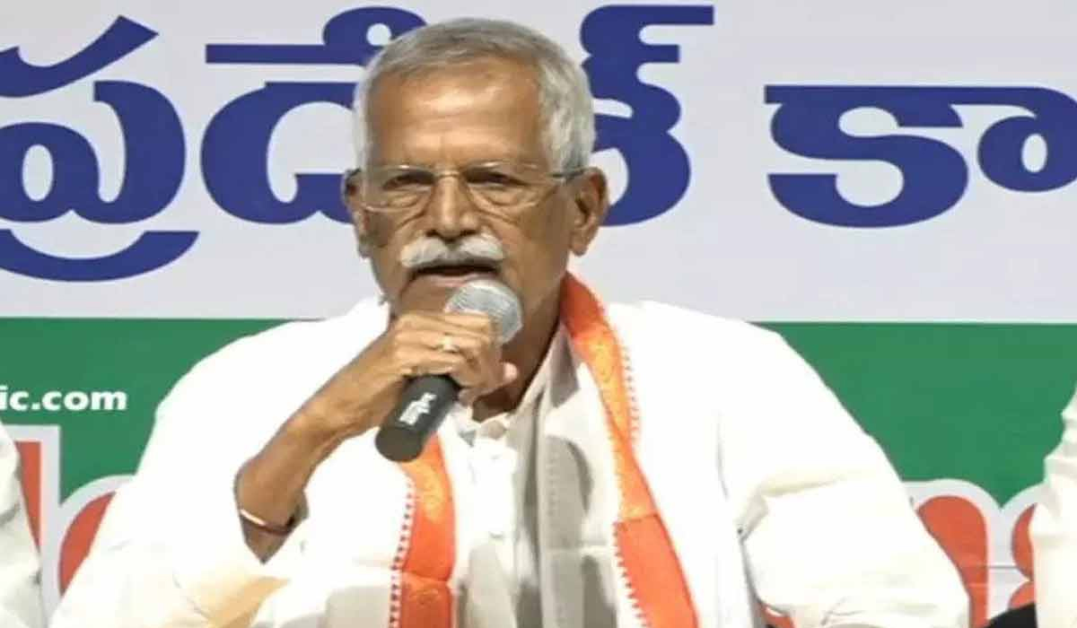 Kodanda Reddy | ప్రశ్నిస్తే.. రైతులకు బేడీలా?: కోదండ రెడ్డి Kodanda Reddy | ప్రశ్నిస్తే.. రైతులకు బేడీలా?: కోదండ రెడ్డి
