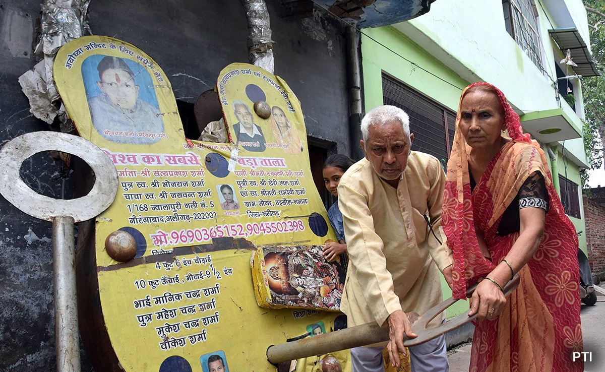 Ayodhya | అయోధ్య రామాలయానికి విరాళంగా భారీ తాళం కప్ప.. 400 కేజీల బరువు , 10 అడుగుల పొడవు.. Ayodhya | అయోధ్య రామాలయానికి విరాళంగా భారీ తాళం కప్ప.. 400 కేజీల బరువు , 10 అడుగుల పొడవు..