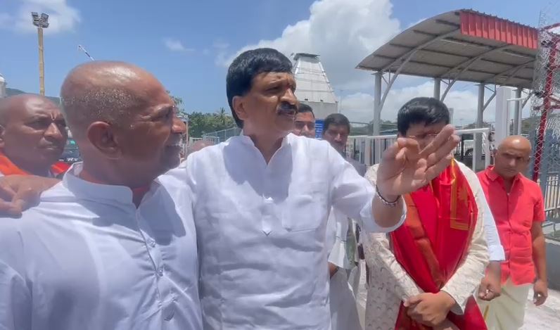 Malkajgiri | మైనంపల్లిని మార్చే యోచనలో BRS! పరిశీలనలో మర్రి రాజశేఖర్రెడ్డి, శంభీపూర్ రాజుల పేర్లు Malkajgiri | మైనంపల్లిని మార్చే యోచనలో BRS! పరిశీలనలో మర్రి రాజశేఖర్రెడ్డి, శంభీపూర్ రాజుల పేర్లు
