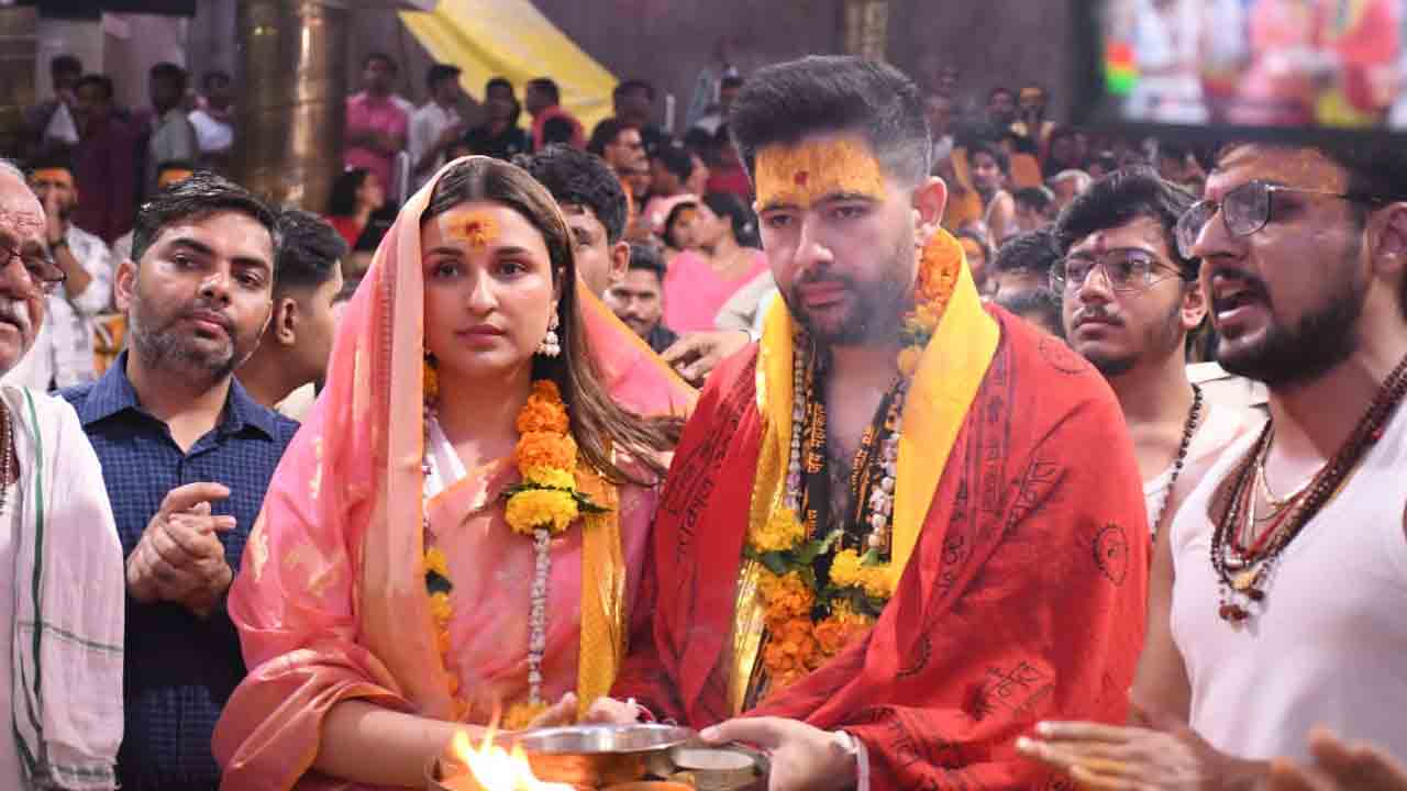 Parineeti-Raghav Chadha | పెళ్లికి ముందు.. మహాకాళేశ్వరుడిని దర్శింకున్న పరిణితి, రాఘవ్ చద్దా Parineeti-Raghav Chadha | పెళ్లికి ముందు.. మహాకాళేశ్వరుడిని దర్శింకున్న పరిణితి, రాఘవ్ చద్దా