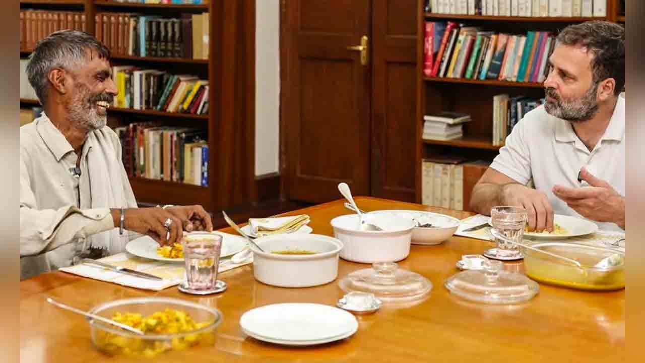 Rahul Gandhi | కూరగాయలు అమ్మే వ్యక్తితో.. రాహుల్ గాంధీ భోజనం Rahul Gandhi | కూరగాయలు అమ్మే వ్యక్తితో.. రాహుల్ గాంధీ భోజనం