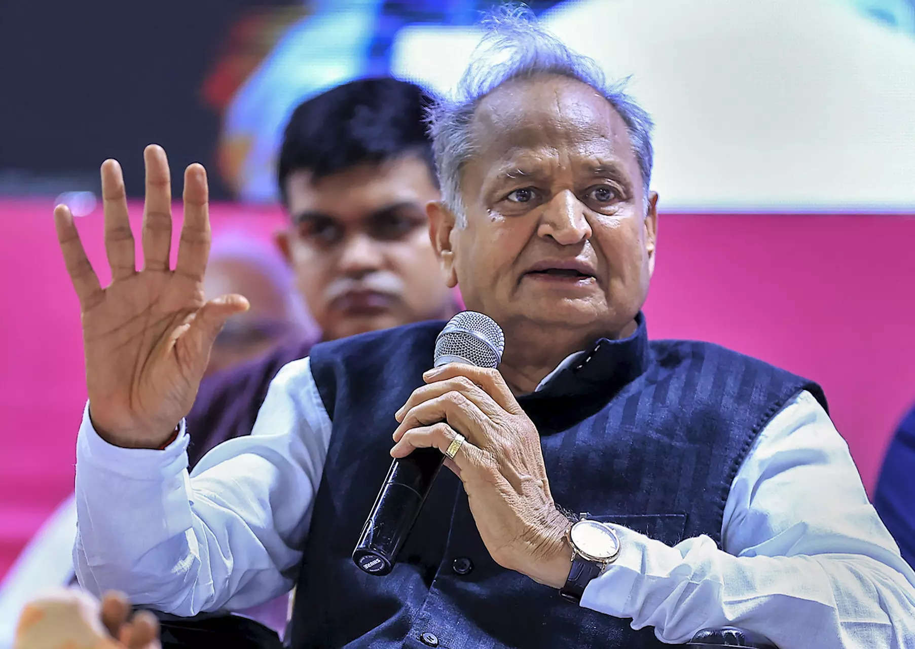 Ashok Gehlot | డాక్టర్ అవ్వాలనుకుని ఫెయిలయ్యా.. రూటు మార్చి సీఎం అయ్యా: రాజస్థాన్ సీఎం గహ్లోత్ Ashok Gehlot | డాక్టర్ అవ్వాలనుకుని ఫెయిలయ్యా.. రూటు మార్చి సీఎం అయ్యా: రాజస్థాన్ సీఎం గహ్లోత్