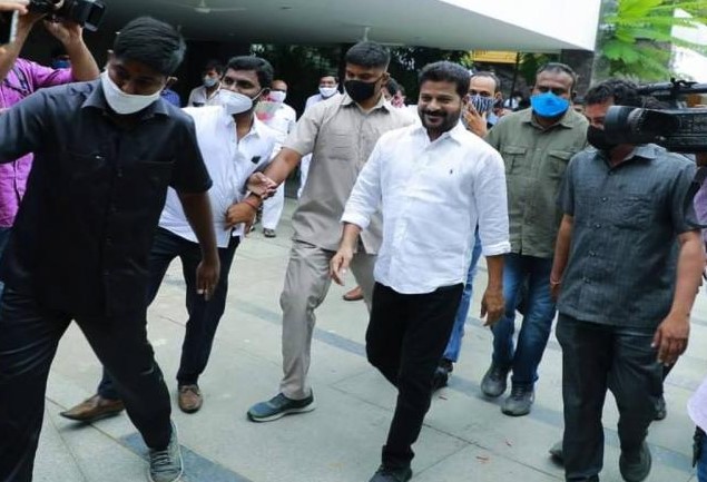 Revanth Reddy | రేవంత్రెడ్డి భద్రతకు.. డుమ్మా కొట్టిన గన్మెన్లు Revanth Reddy | రేవంత్రెడ్డి భద్రతకు.. డుమ్మా కొట్టిన గన్మెన్లు