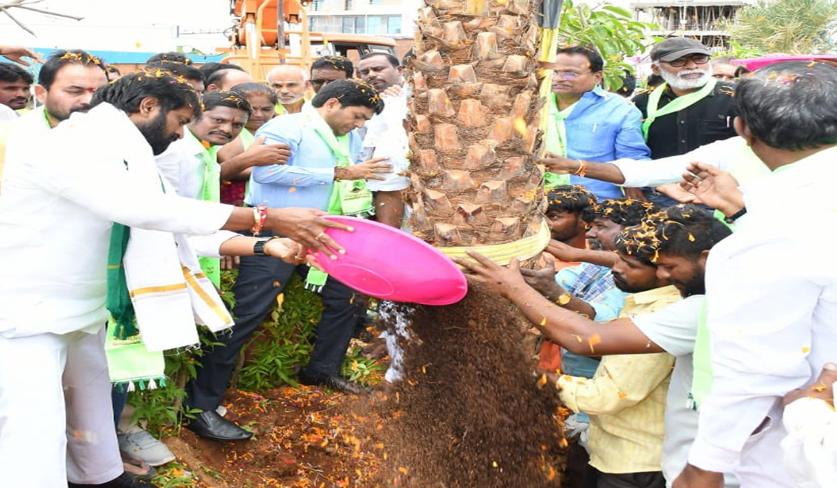 Minister Srinivas Goud | మొక్కలు నాటిన మంత్రి శ్రీనివాస్ గౌడ్ Minister Srinivas Goud | మొక్కలు నాటిన మంత్రి శ్రీనివాస్ గౌడ్