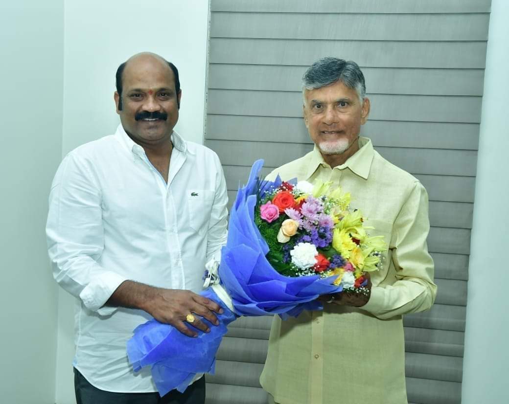 AP | చంద్రబాబును కలిసిన యార్లగడ్డ.. గన్నవరం సీట్ ఫిక్స్ అయినట్లేనా? AP | చంద్రబాబును కలిసిన యార్లగడ్డ.. గన్నవరం సీట్ ఫిక్స్ అయినట్లేనా?