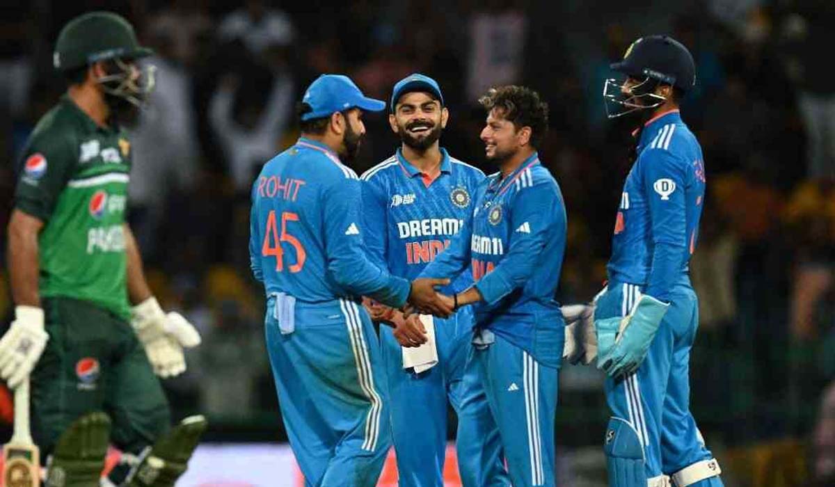 IND vs PAK | దాయాదిపై భారత్ సూపర్ విక్టరీ.. సెంచరీలతో కదం తొక్కిన విరాట్, రాహుల్.. ఐదు వికెట్లతో పాక్ వెన్ను విరిచిన కుల్దీప్ IND vs PAK | దాయాదిపై భారత్ సూపర్ విక్టరీ.. సెంచరీలతో కదం తొక్కిన విరాట్, రాహుల్.. ఐదు వికెట్లతో పాక్ వెన్ను విరిచిన కుల్దీప్
