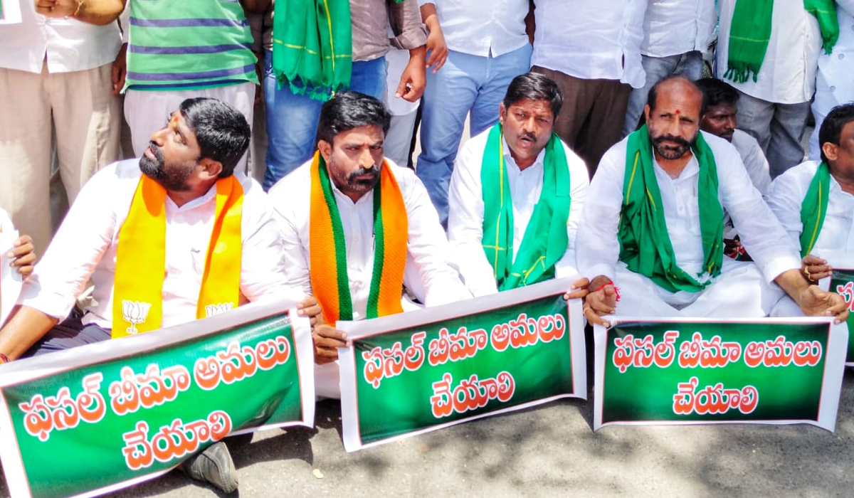 Warangal | అన్నం పెట్టే రైతన్నకు సున్నం పెట్టాడు.. Warangal | అన్నం పెట్టే రైతన్నకు సున్నం పెట్టాడు..