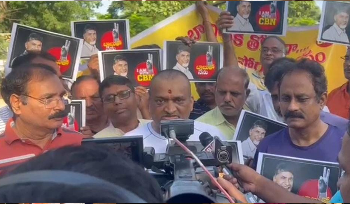 Bandla Ganesh | బొడ్రాయిల ముందు ధర్నాలు చేయండి: బండ్ల గణేష్ Bandla Ganesh | బొడ్రాయిల ముందు ధర్నాలు చేయండి: బండ్ల గణేష్