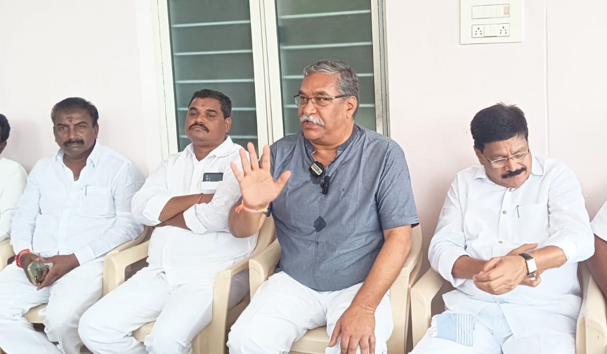 Medak | తడిబట్టలతో అమ్మవారి గుడిమెట్లెక్కుదాం.. ఏడుపాయల ఆలయంలో అవినీతిని నిరూపిస్తారా?: దేవేందర్ రెడ్డి Medak | తడిబట్టలతో అమ్మవారి గుడిమెట్లెక్కుదాం.. ఏడుపాయల ఆలయంలో అవినీతిని నిరూపిస్తారా?: దేవేందర్ రెడ్డి