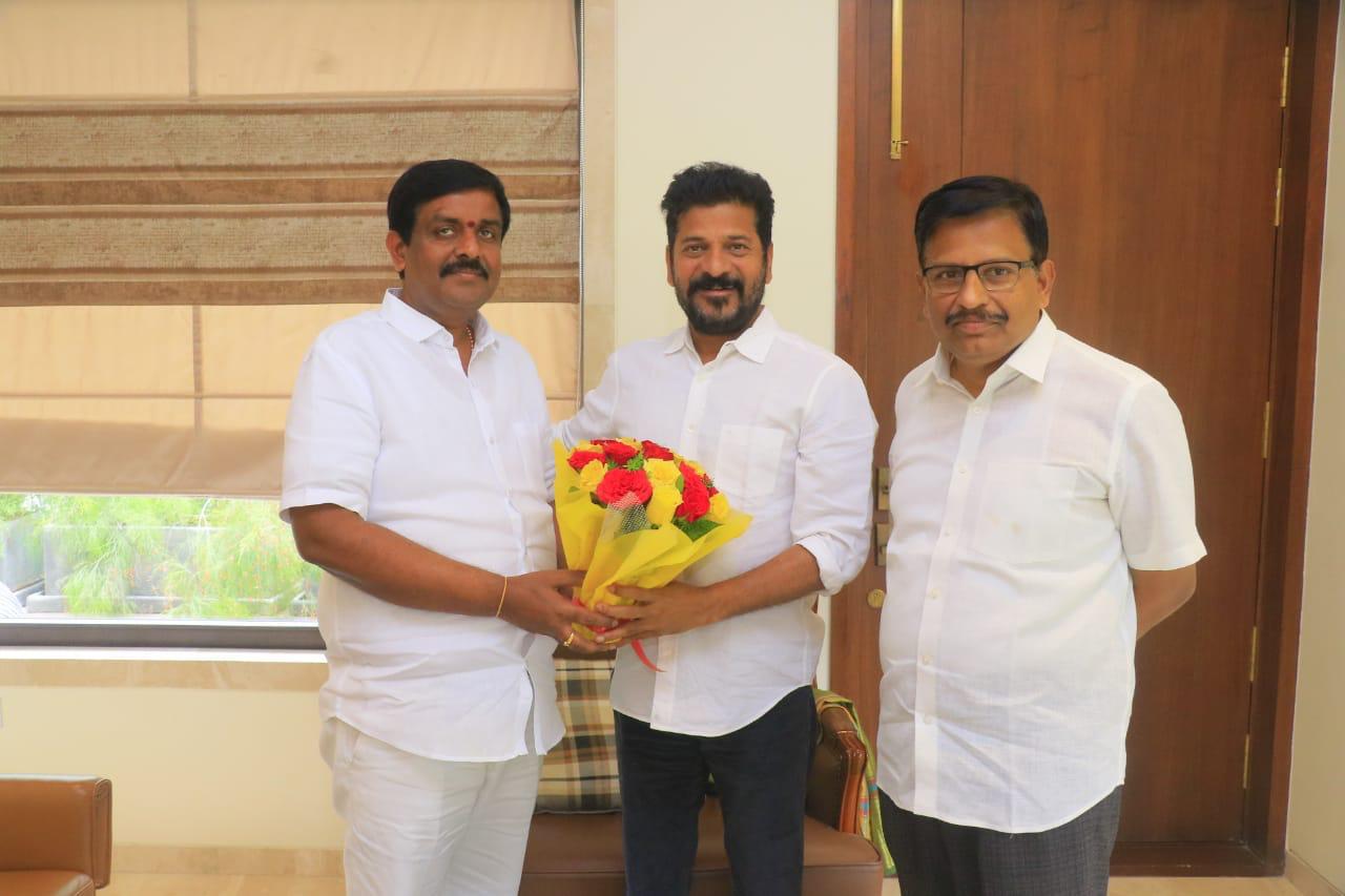 Congress | రేవంత్రెడ్డిని.. కలిసిన యెన్నం, జిట్టా Congress | రేవంత్రెడ్డిని.. కలిసిన యెన్నం, జిట్టా