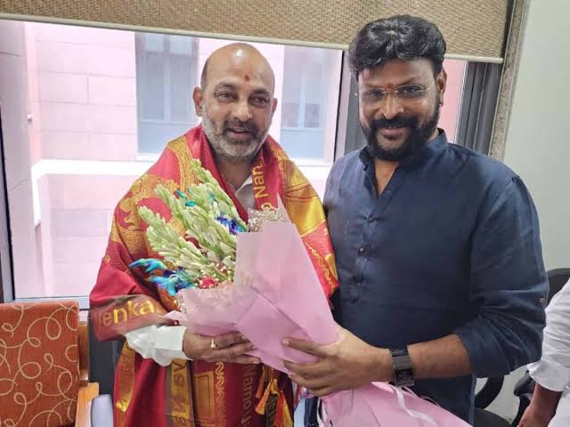 Cheekoti | క్యాసినో కింగ్ చికోటికి చుక్కెదురు.. పార్టీలో చేరికకు ముఖం చాటేసిన బీజేపీ పెద్దలు Cheekoti | క్యాసినో కింగ్ చికోటికి చుక్కెదురు.. పార్టీలో చేరికకు ముఖం చాటేసిన బీజేపీ పెద్దలు