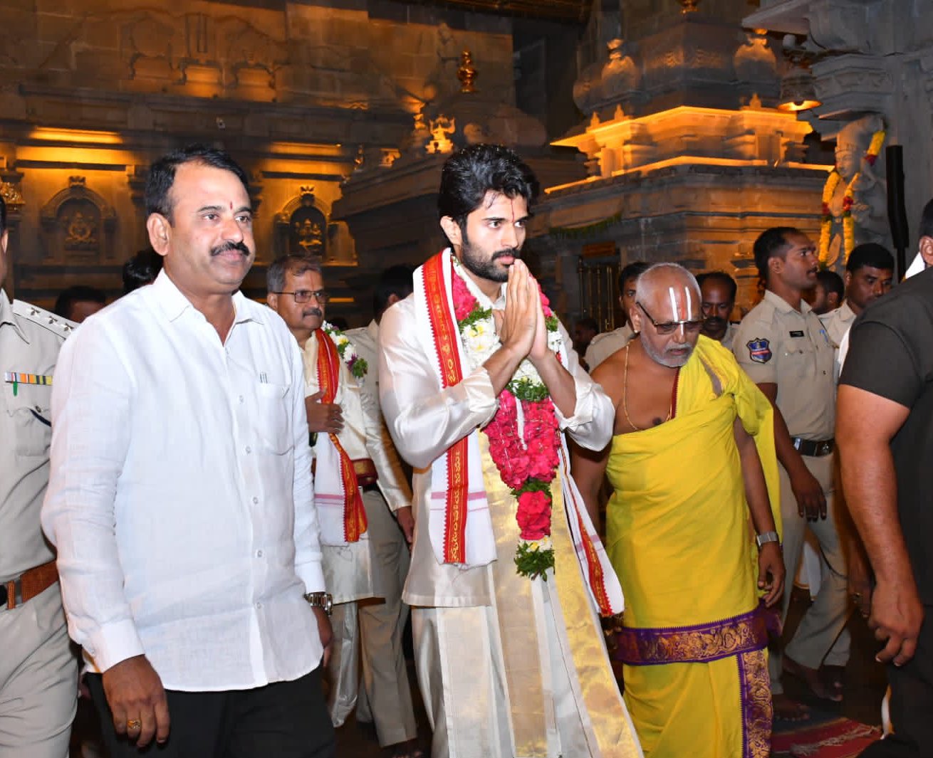 Vijay Devarakonda | యాదాద్రిలో సినీ హీరో విజయ్ దేవరకొండ సందడి Vijay Devarakonda | యాదాద్రిలో సినీ హీరో విజయ్ దేవరకొండ సందడి